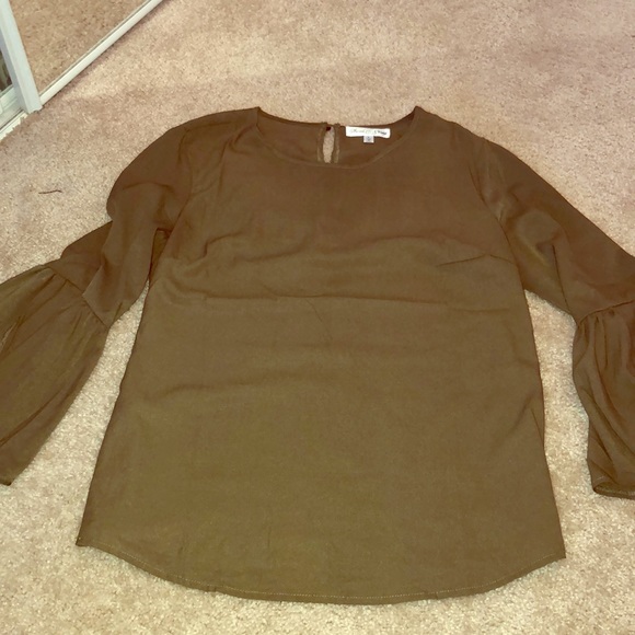 Tops - Green Ruffled Sleeve Blouse